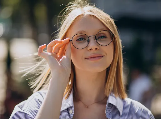 Femme ajustant ses lunettes de soleil élégantes en extérieur