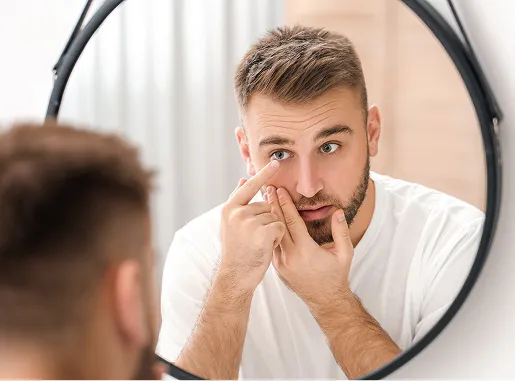 Homme vérifiant sa vision avec un instrument optique devant miroir